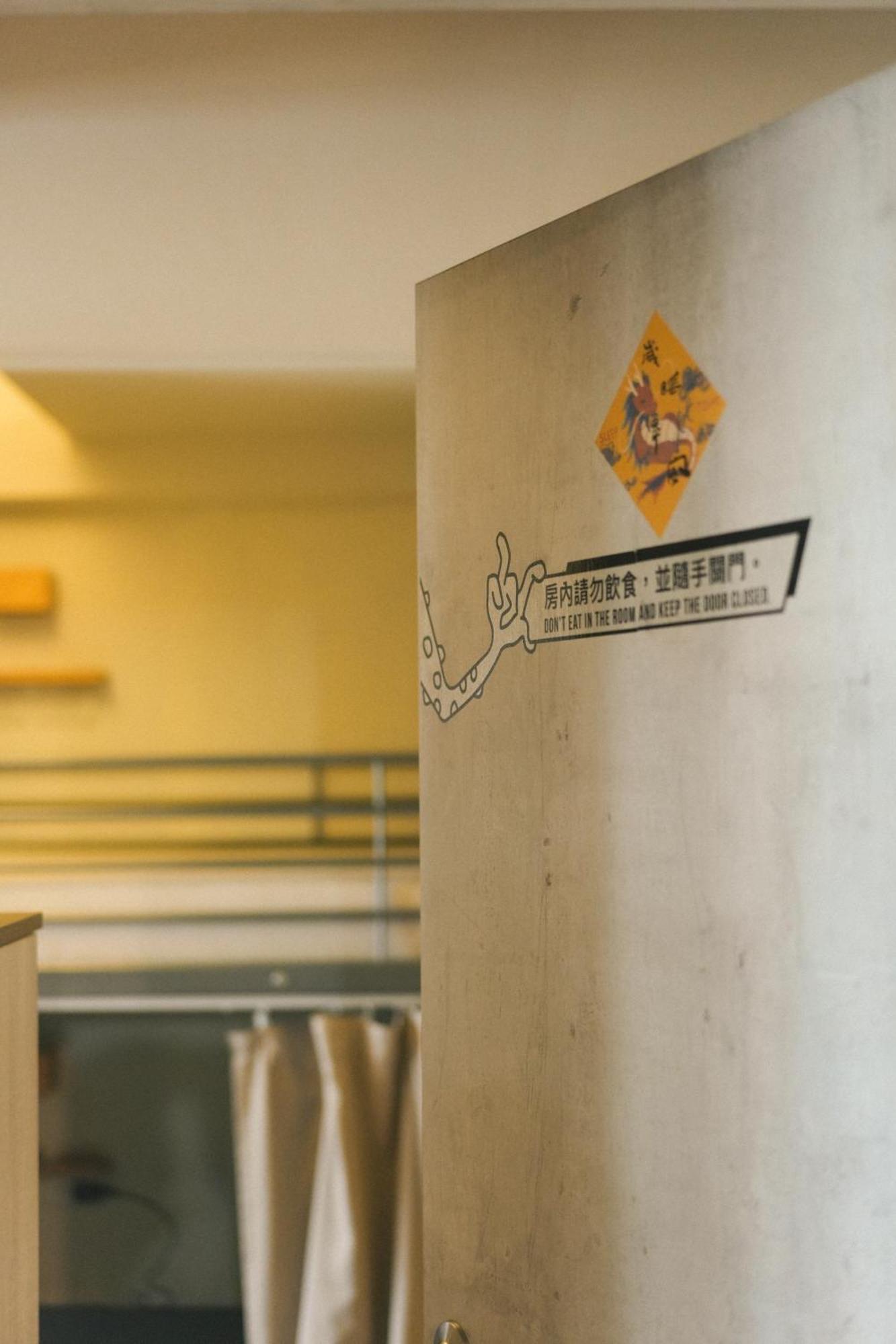 Loft18 Hostel Tainan Buitenkant foto